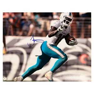 Tyreek Hill Signed Miami Running Peace Sign 16x20 Football Photo (Beckett)